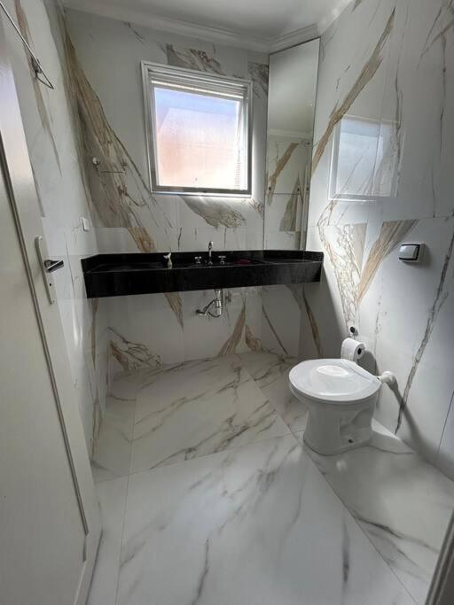Apartamento Predio Frente Pra Praia, Com Vista Lateral Mar, Apto 202 *