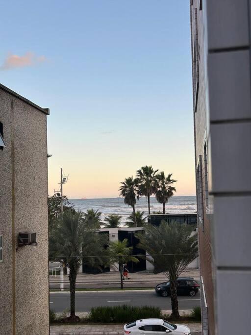 Apartamento Predio Frente Pra Praia, Com Vista Lateral Mar, Apto 202 Praia Grande (Santos)